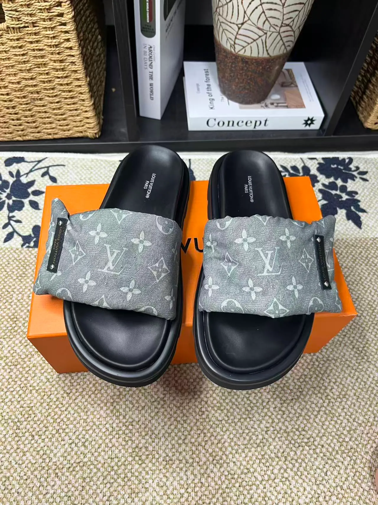 P340 [New Style] [LOUIS VUITTON] Louis Vuitton, LV printing, men's and women's slippers are now on the market, packed in drawer boxes with cloth bags and cards, the upper pattern looks very soft and waxy, and is a super versatile leg slimming tool. Fabric: imported denim/canvas/old fabric, LV hardware LOGO, official website pattern printing, comfortable to wear, feet: high-elastic PU water table. Sole: foam sole, heel height: about 5cm. Code number: 35-46, 35, 45, 46 are custom-made and non-returnable. Color: multiple colors and styles available.